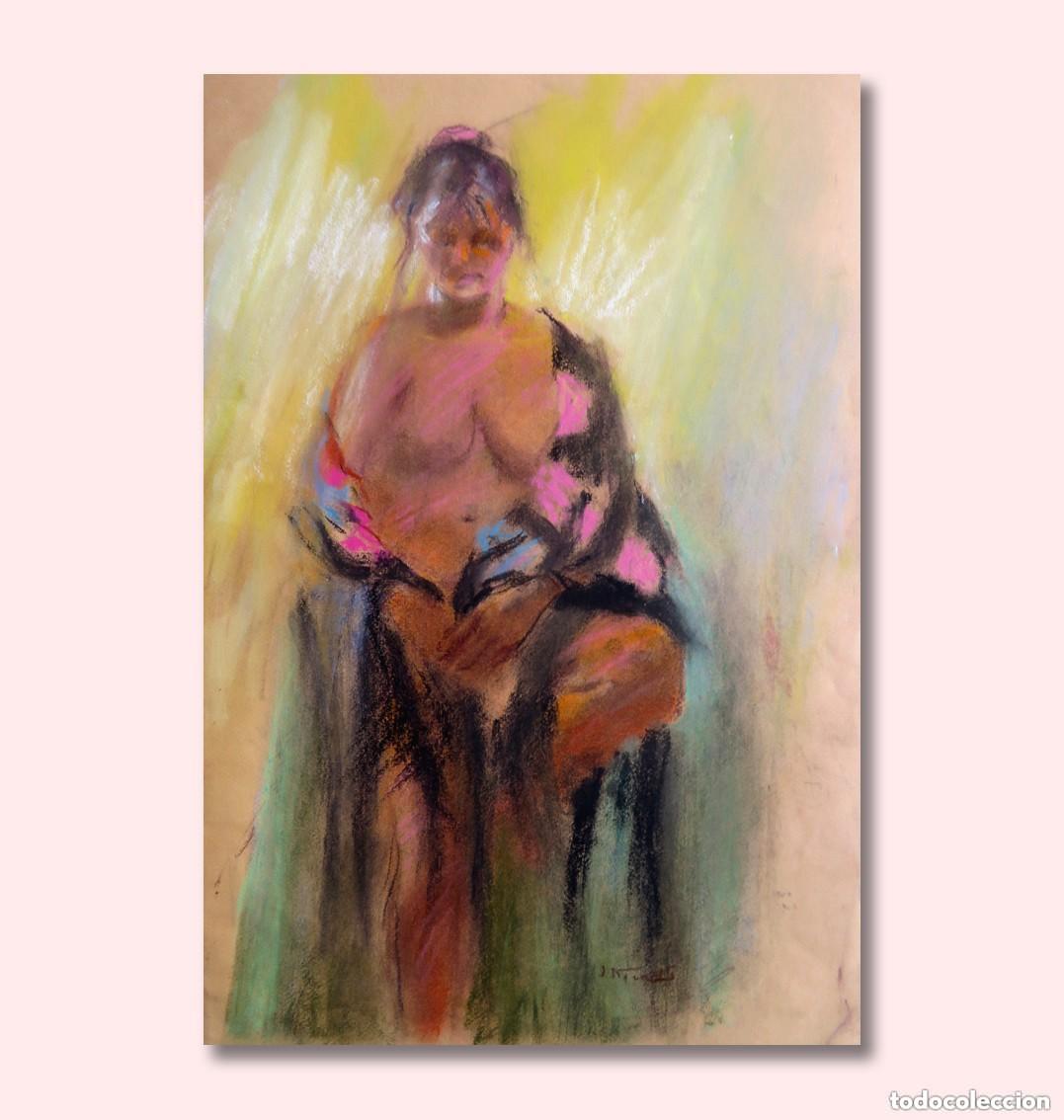 Arte: Modelo con bata. Desnudo femenino. Pastel 32,5 x 50 cms