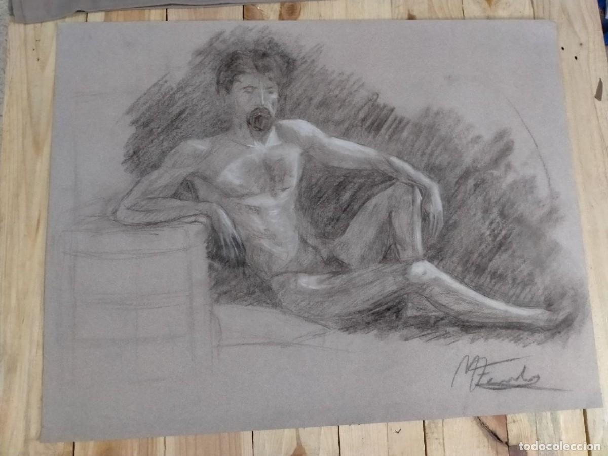 Arte: Dibujo al carboncillo, hombre posando 65x50 cm