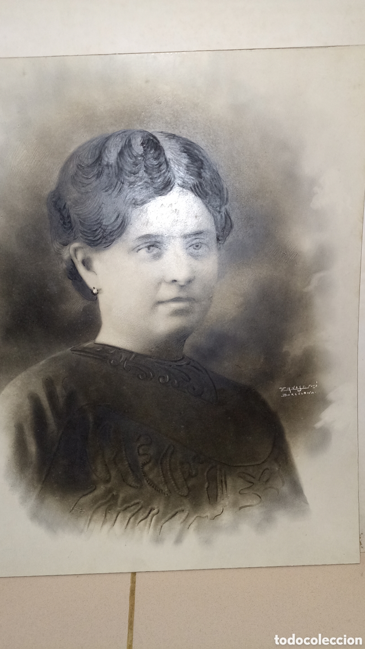 Arte: ​Gran Retrato Modernista de Dama (56x45 cm) &ndash; Carb&oacute;n y T&eacute;cnica Mixta &ndash; Ernest, Barcelona (c. 1900)