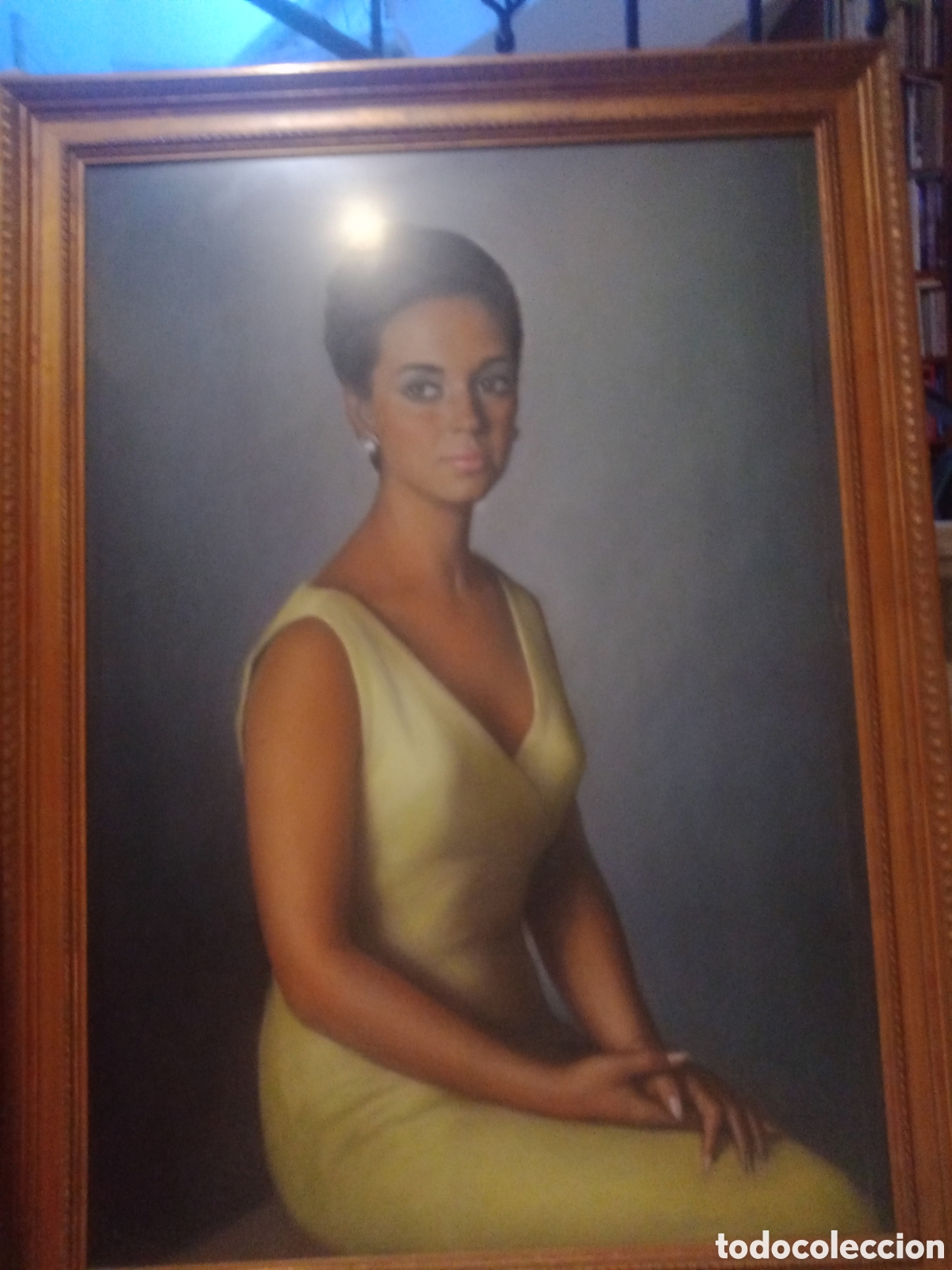 Arte: Retrato al pastel de se&ntilde;orita con vestido amarillo. A&ntilde;os 60.