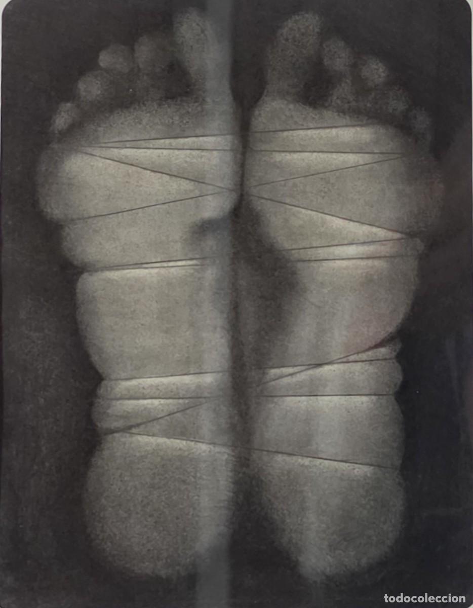 Arte: PAVIA, PERE (1927.2020) &rdquo;Pies atados&rdquo; original carb&oacute;n sobre papel, 1970