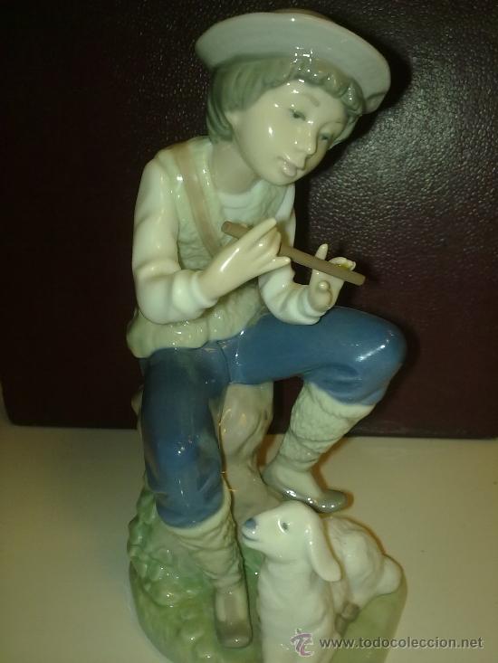 Arte: FIGURA DE LLADR&Oacute; REPRESENTA UN PASTOR - Foto 1