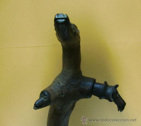 Arte: Extra&ntilde;a figura de madera - Foto 3