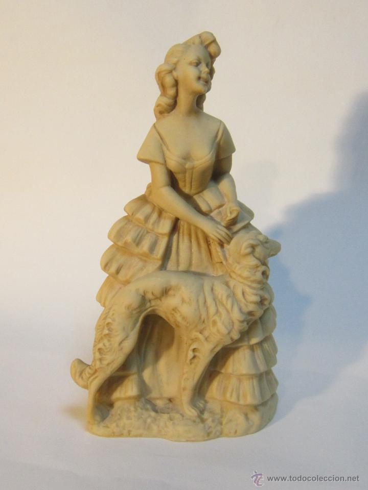 Arte: FIGURA DE DAMA CON PERRO EN RESINA - Foto 1