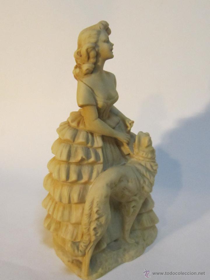 Arte: FIGURA DE DAMA CON PERRO EN RESINA - Foto 2