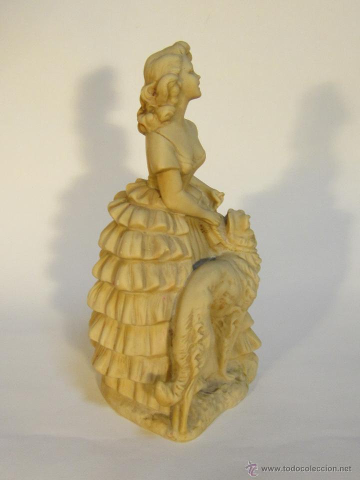 Arte: FIGURA DE DAMA CON PERRO EN RESINA - Foto 3