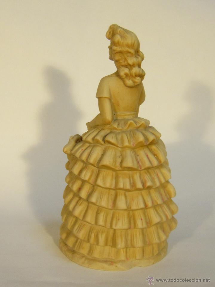 Arte: FIGURA DE DAMA CON PERRO EN RESINA - Foto 4