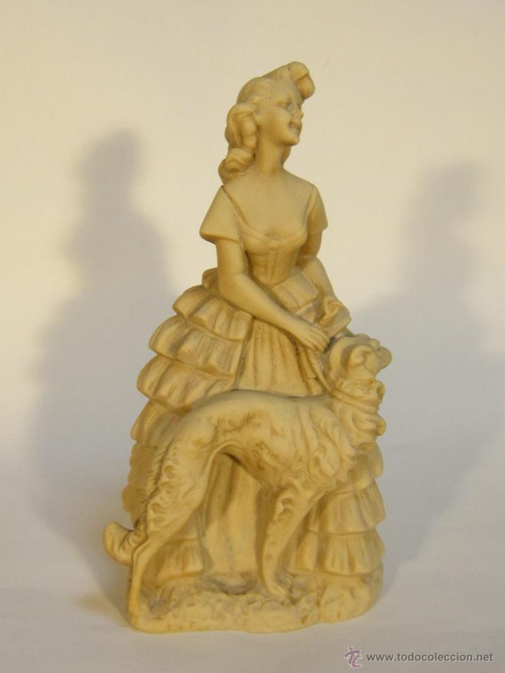 Arte: FIGURA DE DAMA CON PERRO EN RESINA - Foto 6