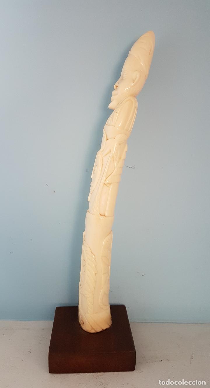 Arte: Talla antigua de africana nativa en marfil tallado a mano y peana de madera , ( 38,5 CM DE ALTO ) . - Foto 2 - 85336980