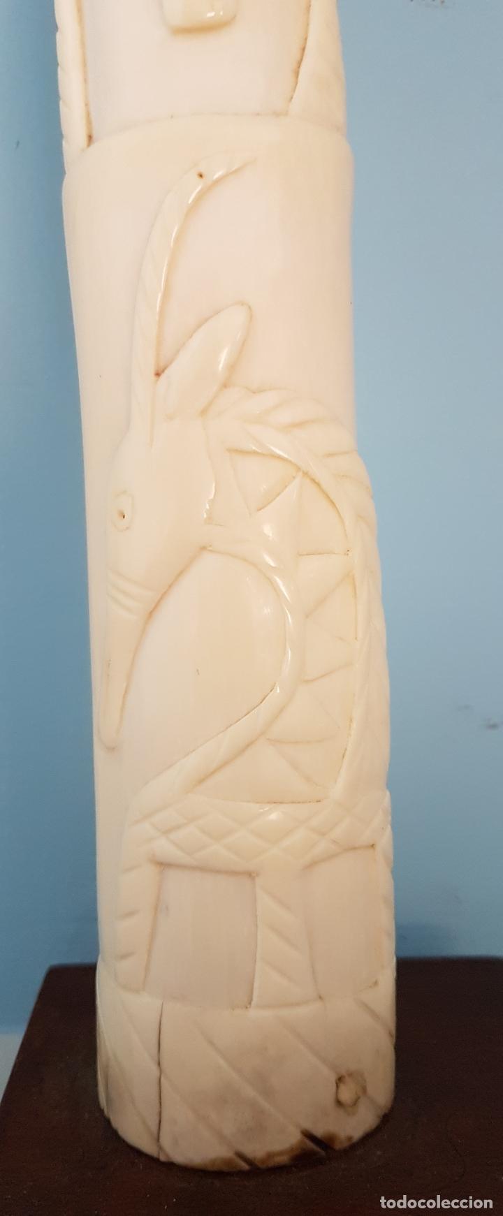 Arte: Talla antigua de africana nativa en marfil tallado a mano y peana de madera , ( 38,5 CM DE ALTO ) . - Foto 9 - 85336980