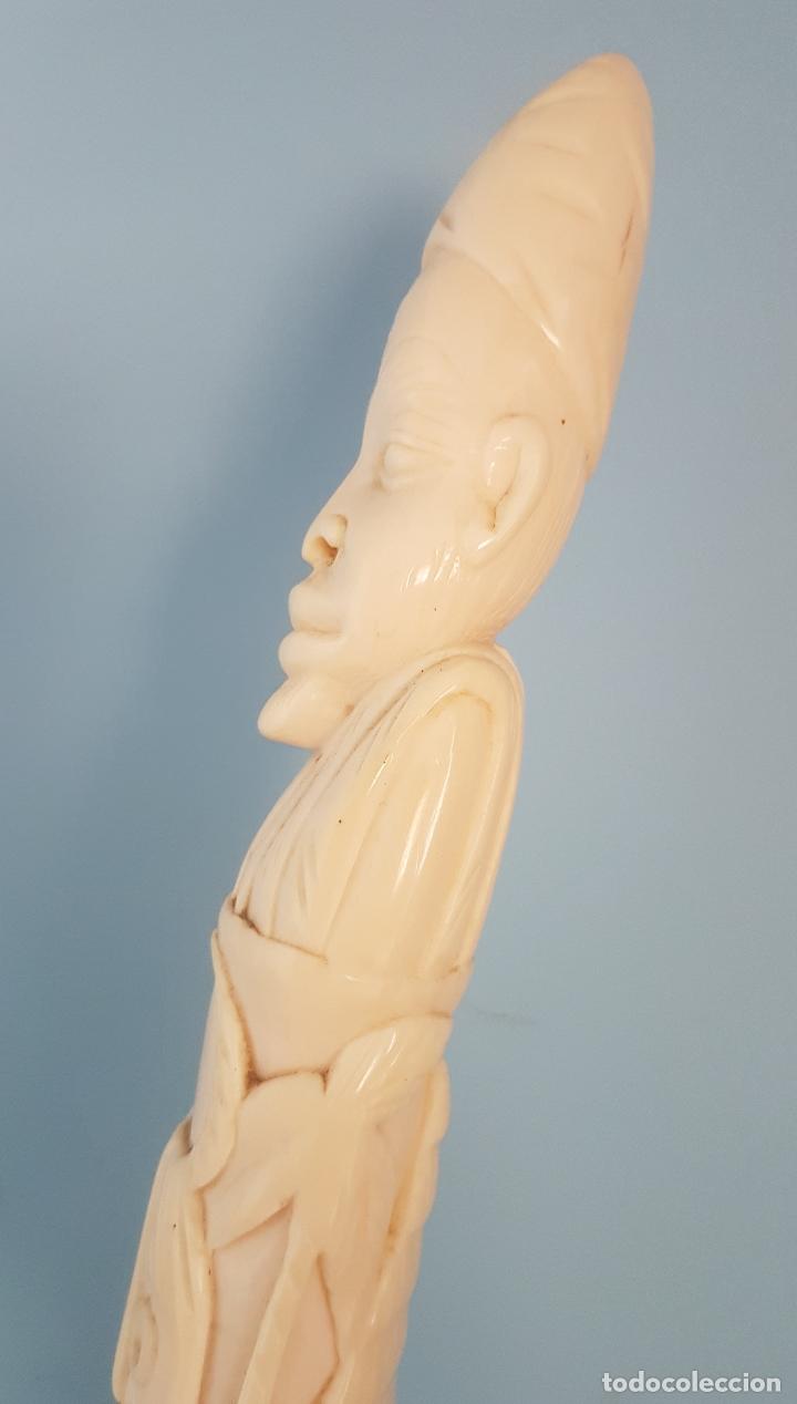 Arte: Talla antigua de africana nativa en marfil tallado a mano y peana de madera , ( 38,5 CM DE ALTO ) . - Foto 10 - 85336980