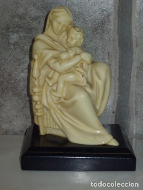 Art: FIGURA DE LA VIRGEN Y NI&Ntilde;O JESUS DE RESINA.