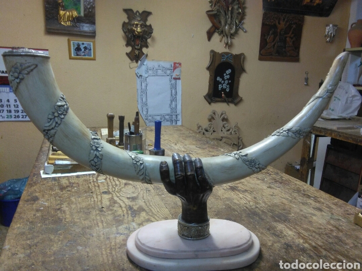 Arte: Cuerno tallado de madera y mano de madera - Foto 1