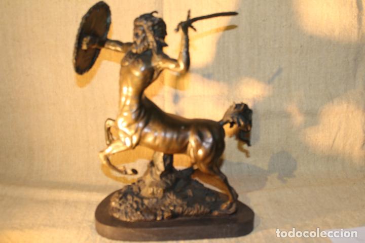Arte: centauro con escudo y espada - Foto 1