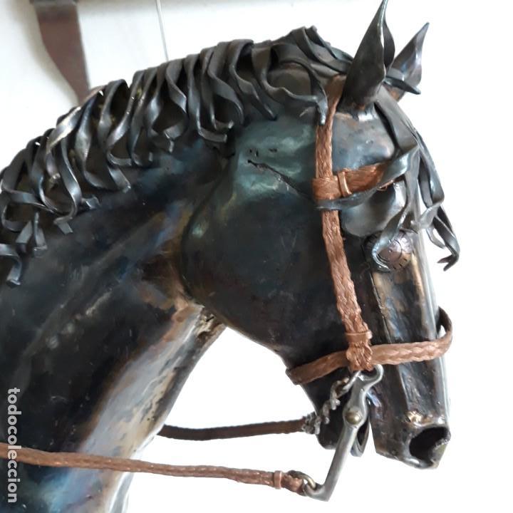 Arte: Escultura de caballo en chapa de hierro sobre peana de piedra. Luis Martin. Año 2006 - Foto 3 - 165863070