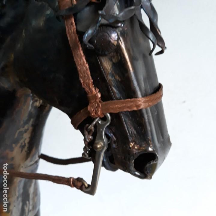 Arte: Escultura de caballo en chapa de hierro sobre peana de piedra. Luis Martin. Año 2006 - Foto 4 - 165863070