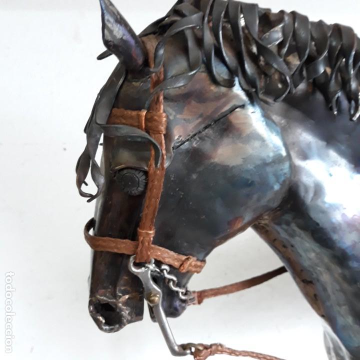 Arte: Escultura de caballo en chapa de hierro sobre peana de piedra. Luis Martin. Año 2006 - Foto 10 - 165863070