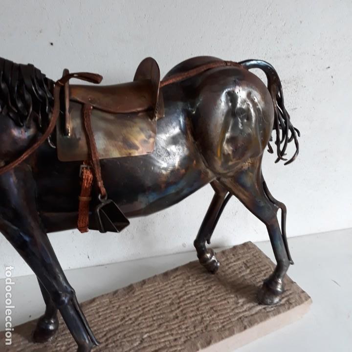 Arte: Escultura de caballo en chapa de hierro sobre peana de piedra. Luis Martin. Año 2006 - Foto 12 - 165863070