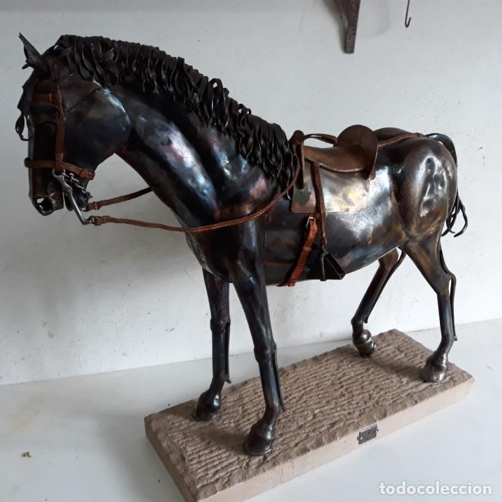 Arte: Escultura de caballo en chapa de hierro sobre peana de piedra. Luis Martin. Año 2006 - Foto 13 - 165863070