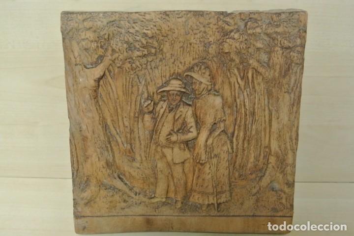 Arte: TABLA TALLADA PAREJA PASEANDO - Foto 1