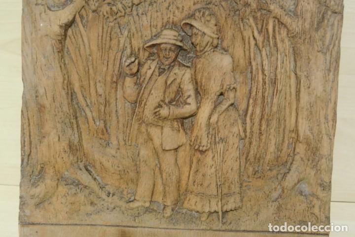 Arte: TABLA TALLADA PAREJA PASEANDO - Foto 2