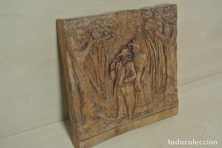 Arte: TABLA TALLADA PAREJA PASEANDO - Foto 3