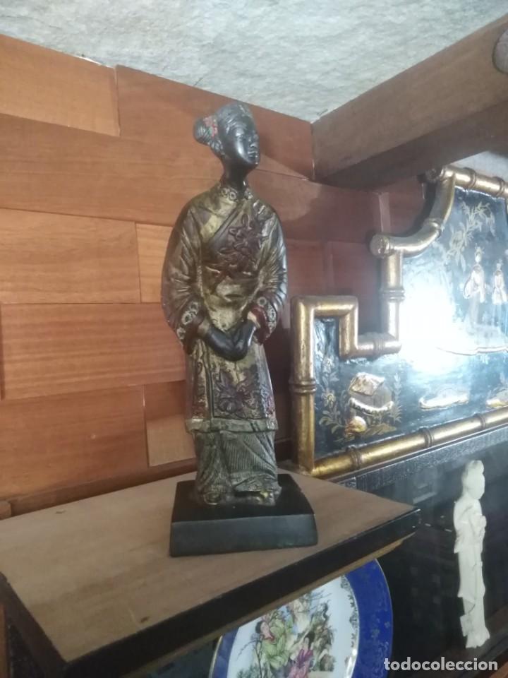 Arte: Geisha de bronce policromada. - Foto 1