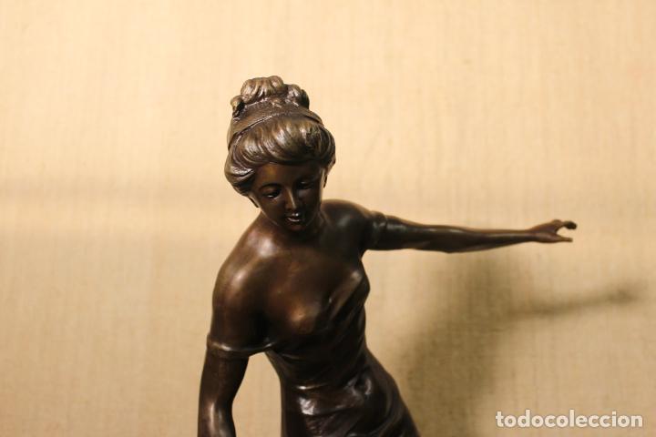 Arte: se&ntilde;ora con fuente de bronce - Foto 12