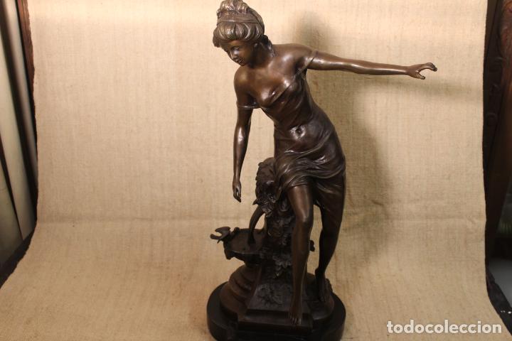 Arte: se&ntilde;ora con fuente de bronce - Foto 1
