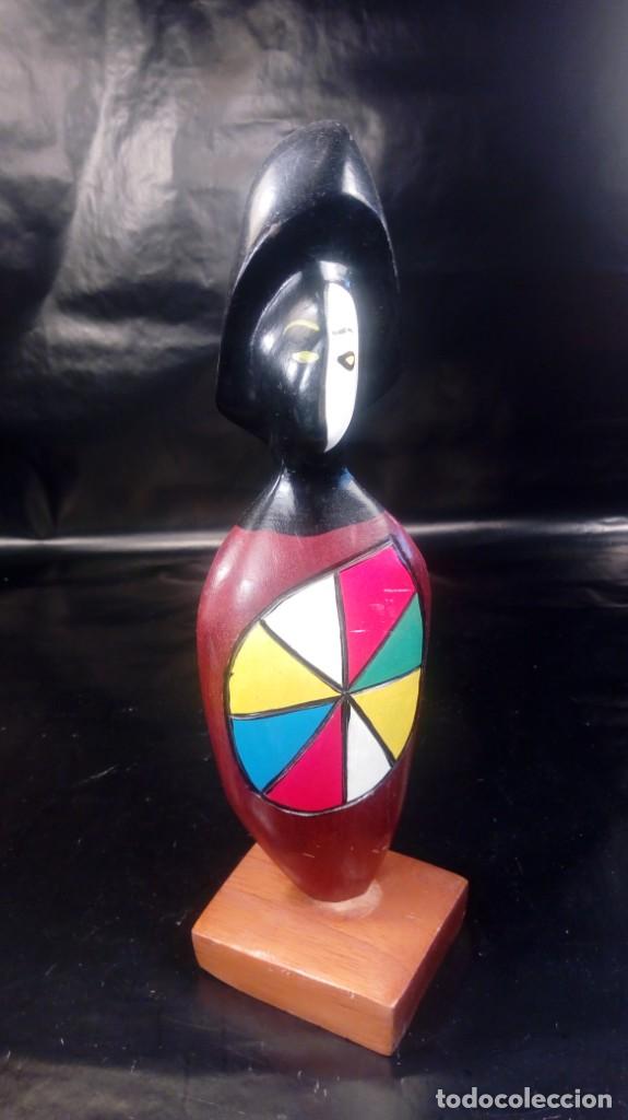 Arte: FRANK CORONADO. FIGURA. ESCULTURA EN MADERA TALLADA Y POLICROMADA. SIGLADA.