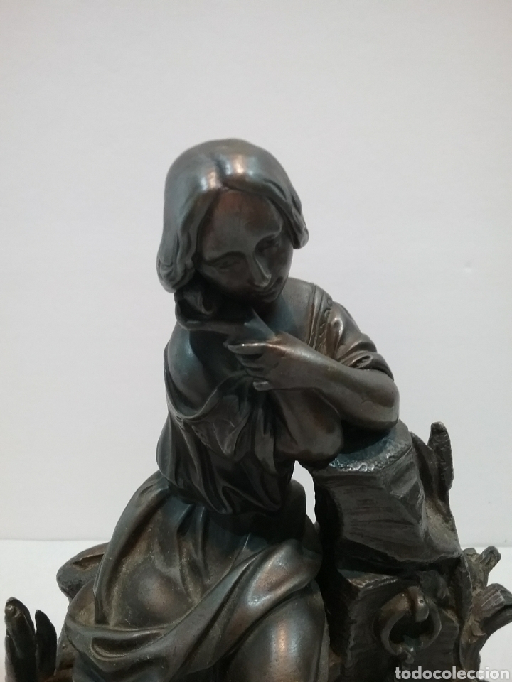 Arte: Escultura en bronce de dama sentada. - Foto 2