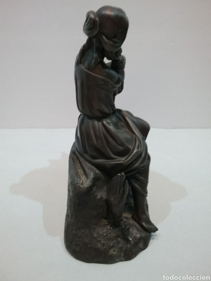 Arte: Escultura en bronce de dama sentada. - Foto 3