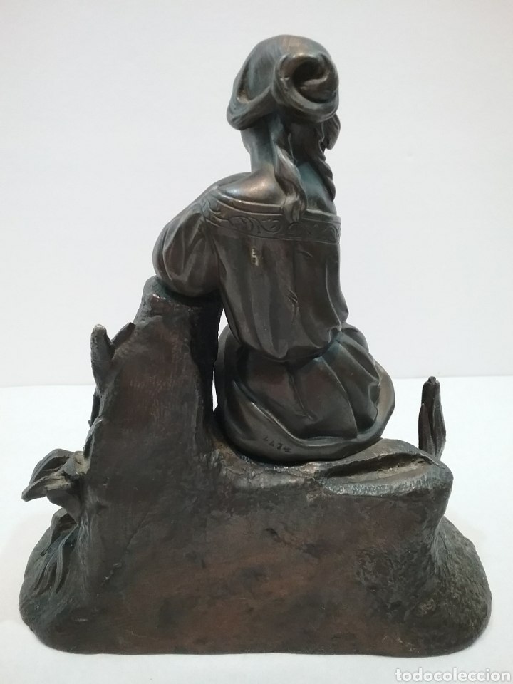 Arte: Escultura en bronce de dama sentada. - Foto 4