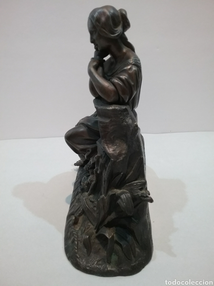 Arte: Escultura en bronce de dama sentada. - Foto 5