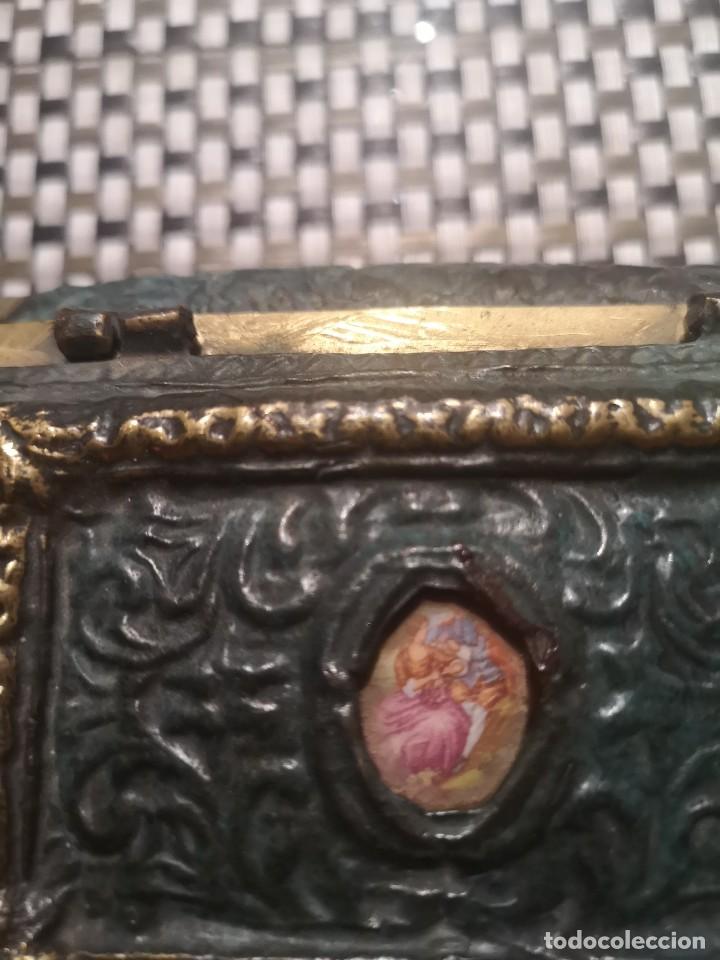 Arte: Joyero de bronce antiguo - Foto 2