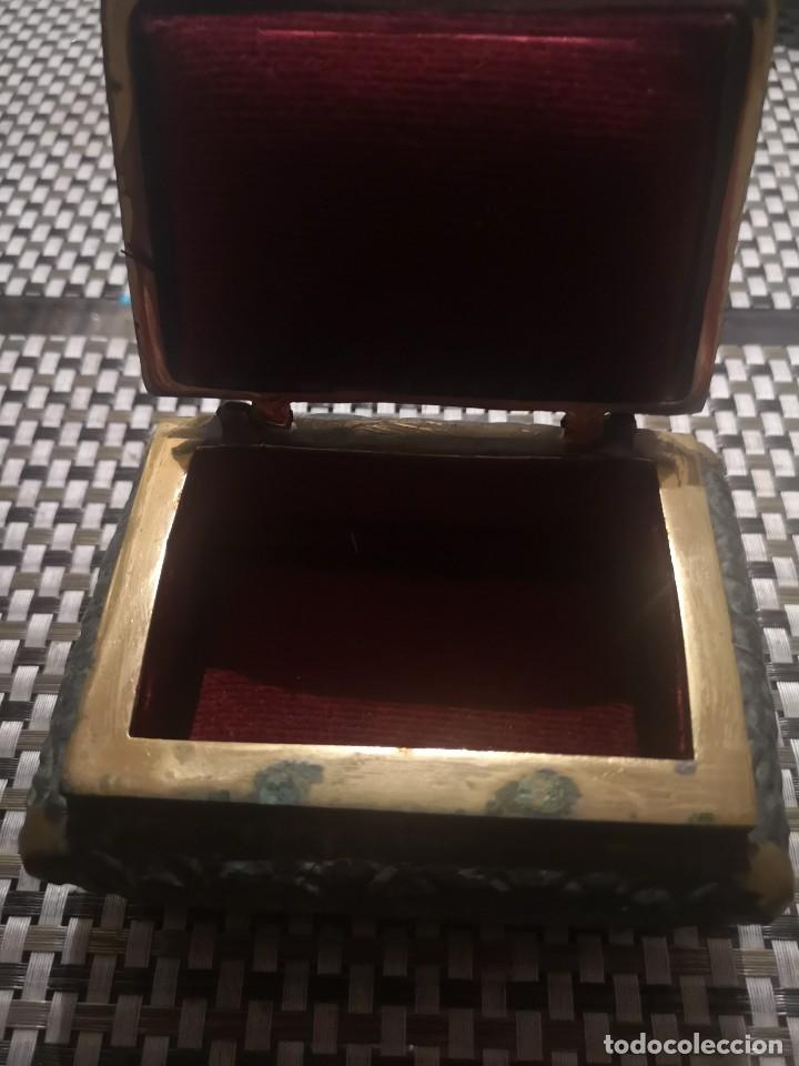 Arte: Joyero de bronce antiguo - Foto 3