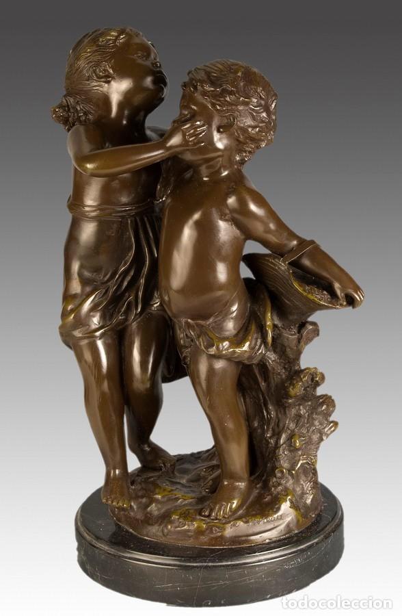 Art: Bronce. “Dos jóvenes acariciandose”.