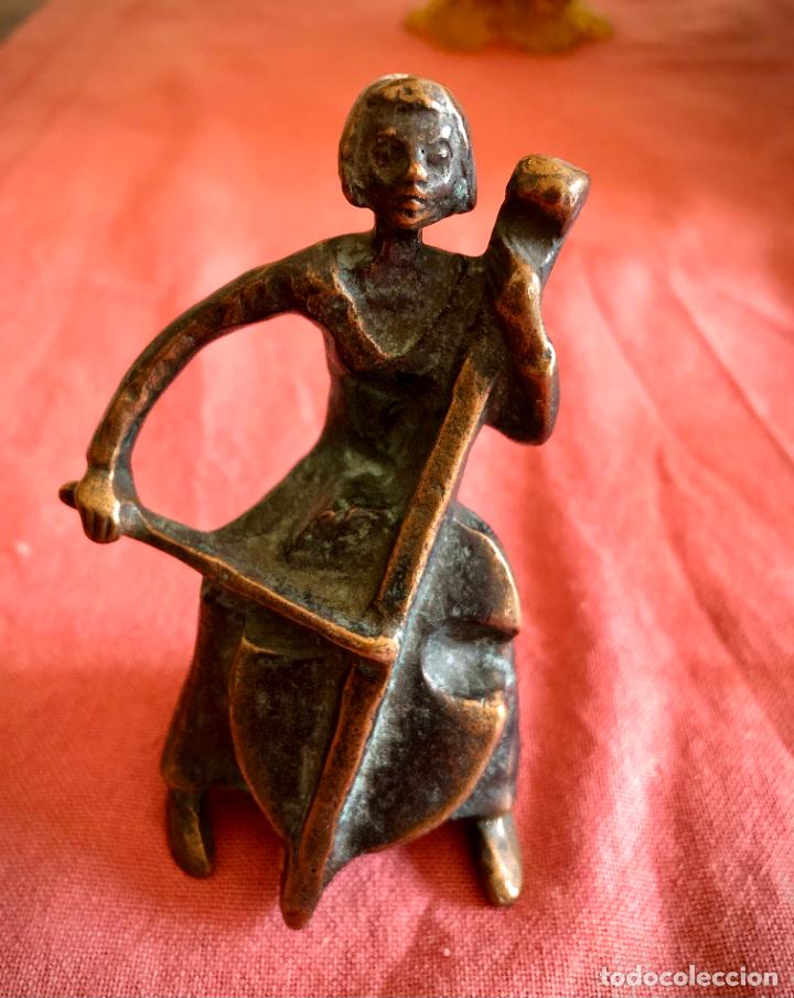 Arte: BRONCE. FIGURA DE JOVEN TOCANDO EL VIOLONCELO - Foto 1