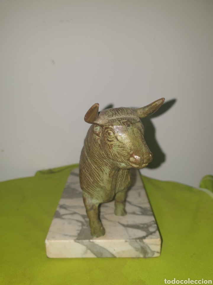 Arte: Antiguo toro de bronce. con base de marmol - Foto 2