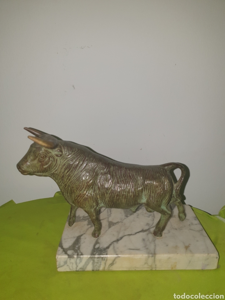 Arte: Antiguo toro de bronce. con base de marmol - Foto 1