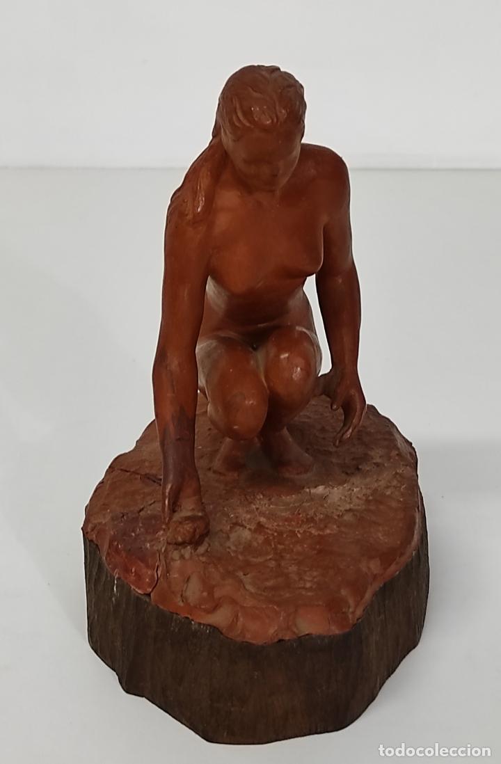 Arte: Bonita Escultura - Figura en Terracota - Peana de Madera - Foto 11 - 288068313