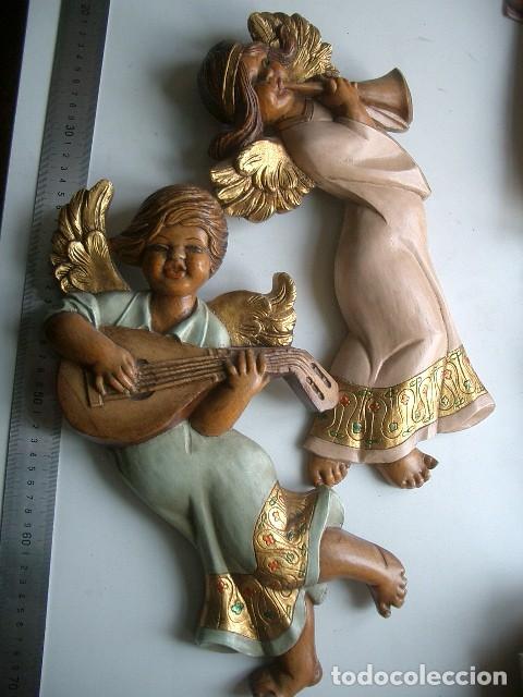 Arte: Dos &aacute;ngeles de madera plicromada. - Foto 1