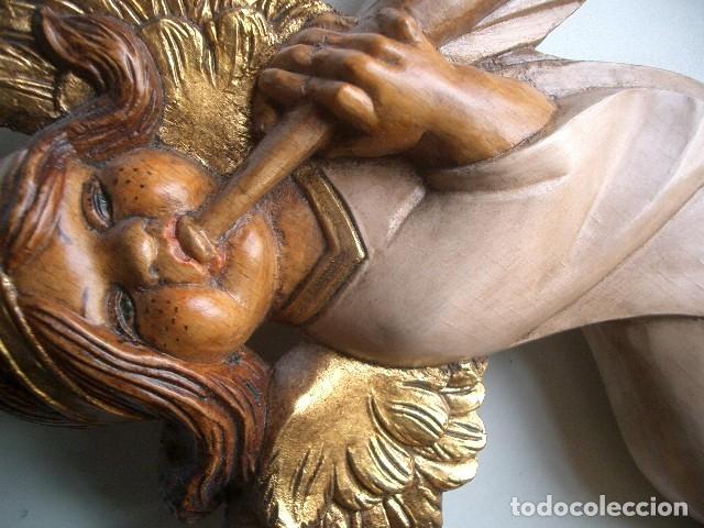 Arte: Dos &aacute;ngeles de madera plicromada. - Foto 3
