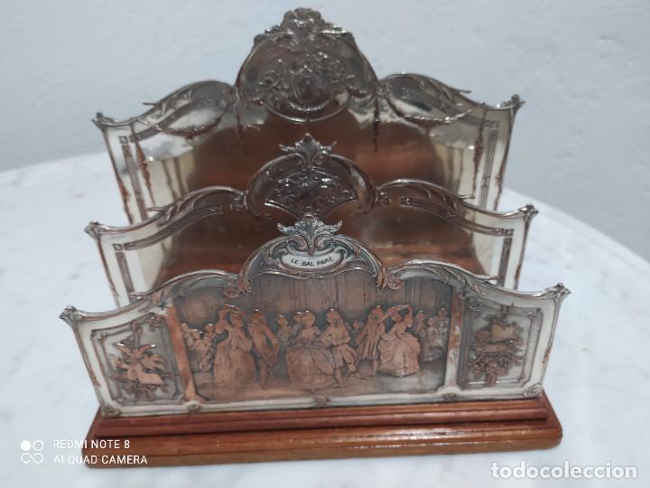 Arte: Cartero de bronce plateado - Foto 1