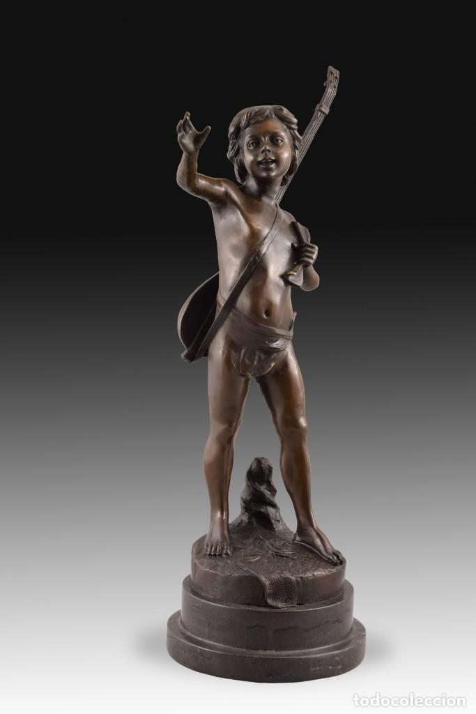 Arte: &ldquo;Ni&ntilde;o con mandolina&rdquo;. Bronce. - Foto 2