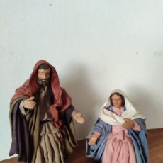 Arte: LA VIRGEN, SAN JOSÉ Y EL NIÑO JESÚS EN BARRO COCIDO, CON VESTIMENTAS ENTELADAS. ALTURA SAN JOSÉ 11CM. Lote 341877998