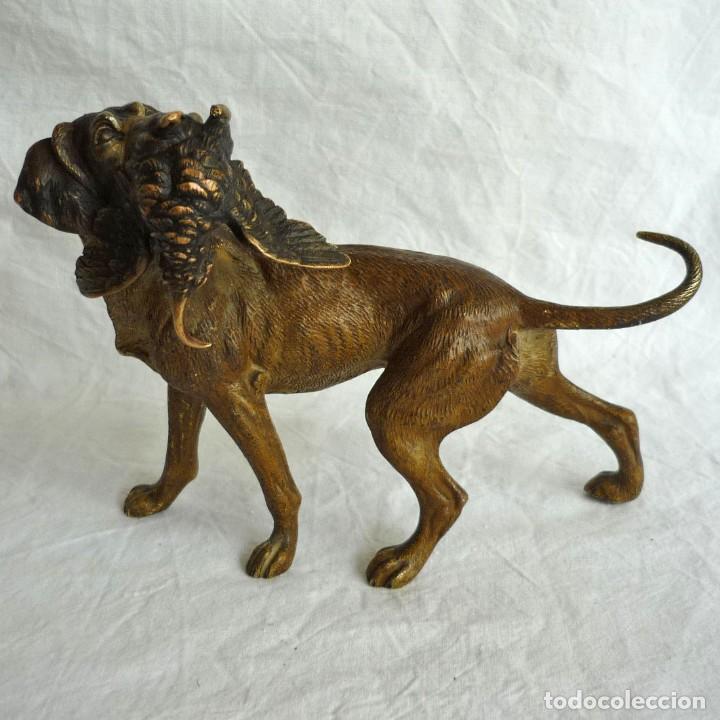 Arte: Magn&iacute;fica figura de bronce, perro con becada en la boca - Foto 1