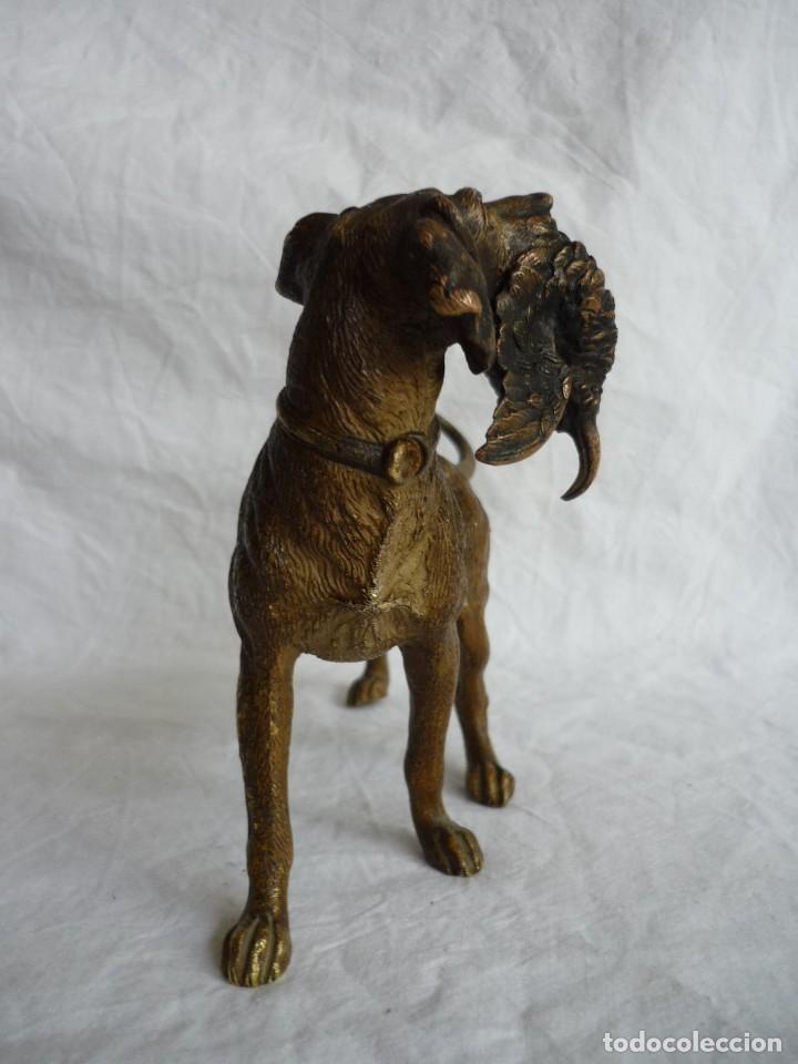 Arte: Magn&iacute;fica figura de bronce, perro con becada en la boca - Foto 8