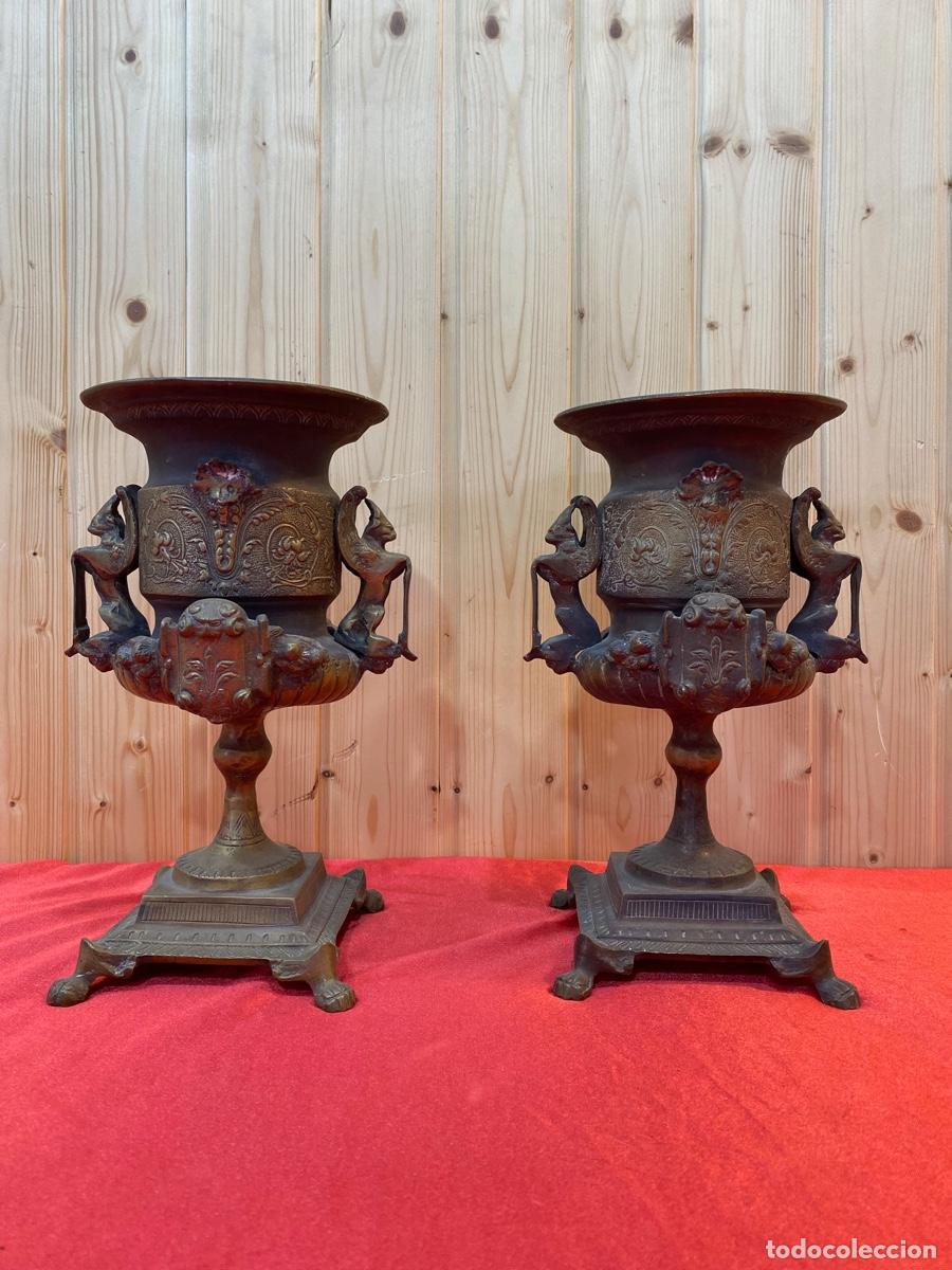 Arte: PAREJA DE JARRONES EN BRONCE- - Foto 1