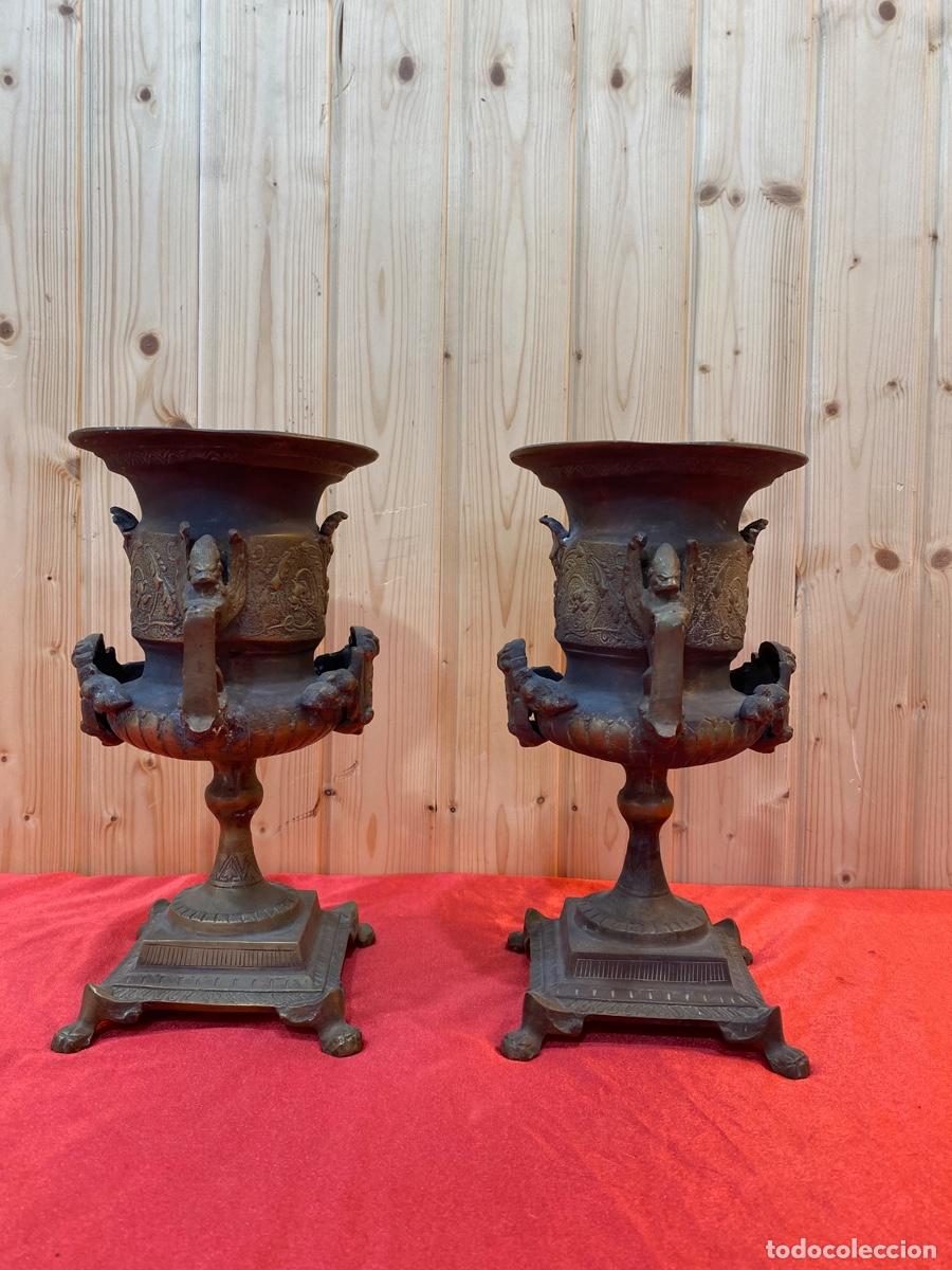 Arte: PAREJA DE JARRONES EN BRONCE- - Foto 3